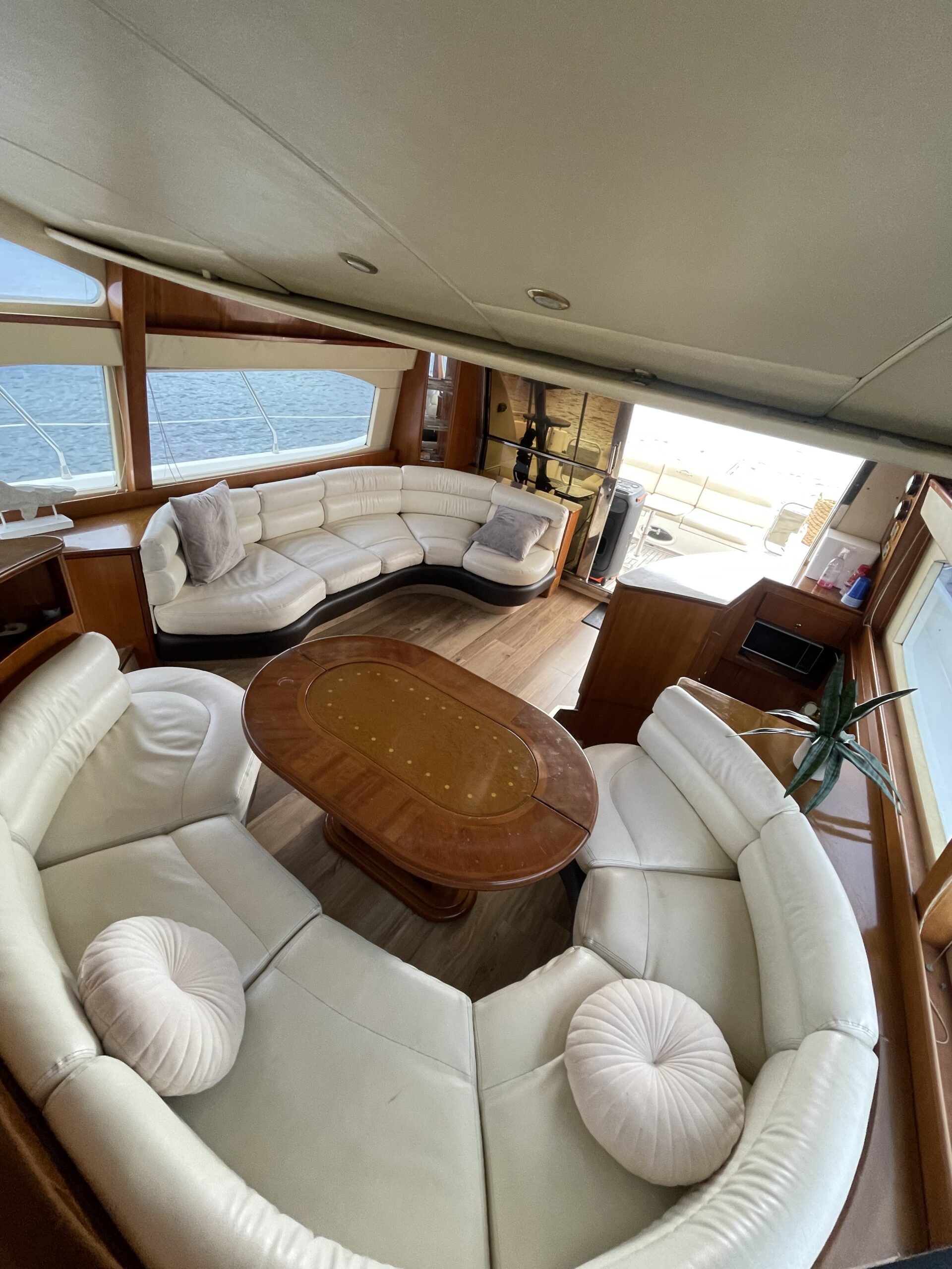 Azimut 62ft Yacht $1600 | Miami 96 Foto 11 18 23 2 22 38 p.m scaled