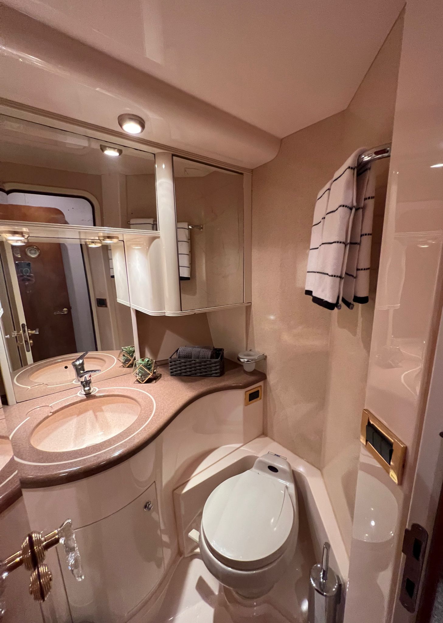 Azimut 62ft Yacht $1600 | Miami 98 Foto 9 19 22 9 39 24 p.m. 2