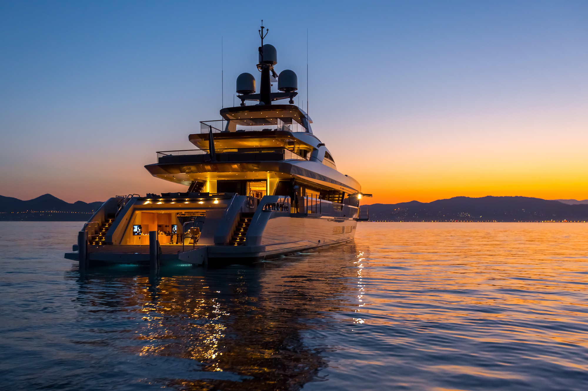 Top Benefits of Renting a Yacht in Miami 1 Sunset 00001