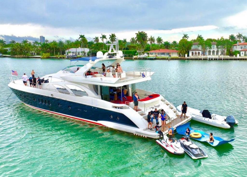 Azimut 100ft Yacht with Jacuzzi $6000 | Miami 1 1. Yacht Outside Back