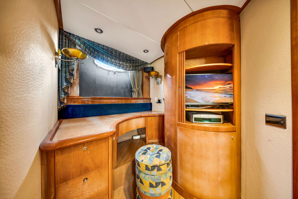 70ft Aicon Green Hulk Yacht Rental Miami 2 %Miami Yacht Rentals%